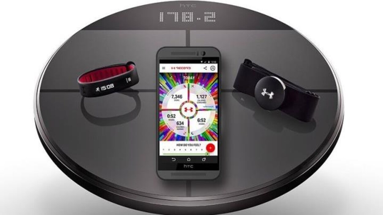 Les objets connectés de l'Under Armour HealthBox : une balance, un bracelet et un moniteur cardiaque.