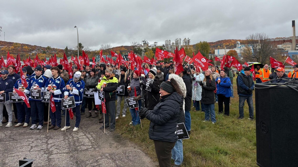 Unifor manifeste à Témiscaming pour le secteur forestier