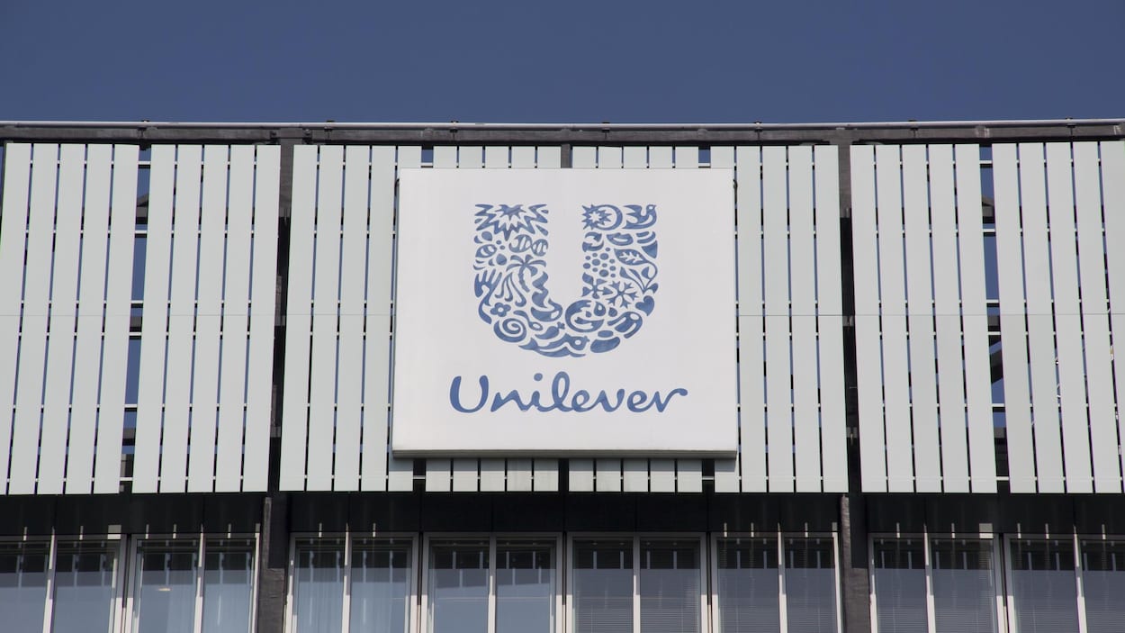 Un bâtiment affiche le logo de la compagnie Unilever. Un bâtiment affiche le logo de la compagnie Unilever.
