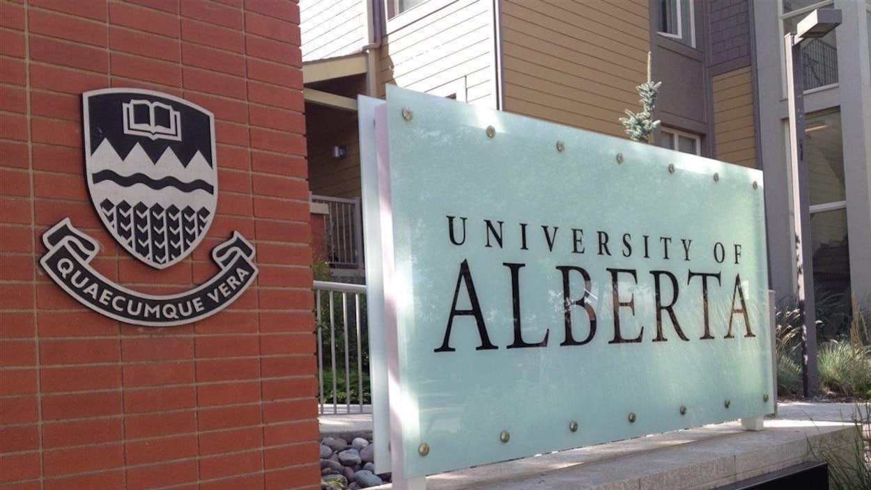 Le panneau extérieur de l'université, à l'entrée du campus.