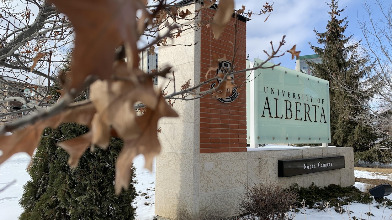 Le panneau à l'entrée du campus nord de l'Université de l'Alberta.