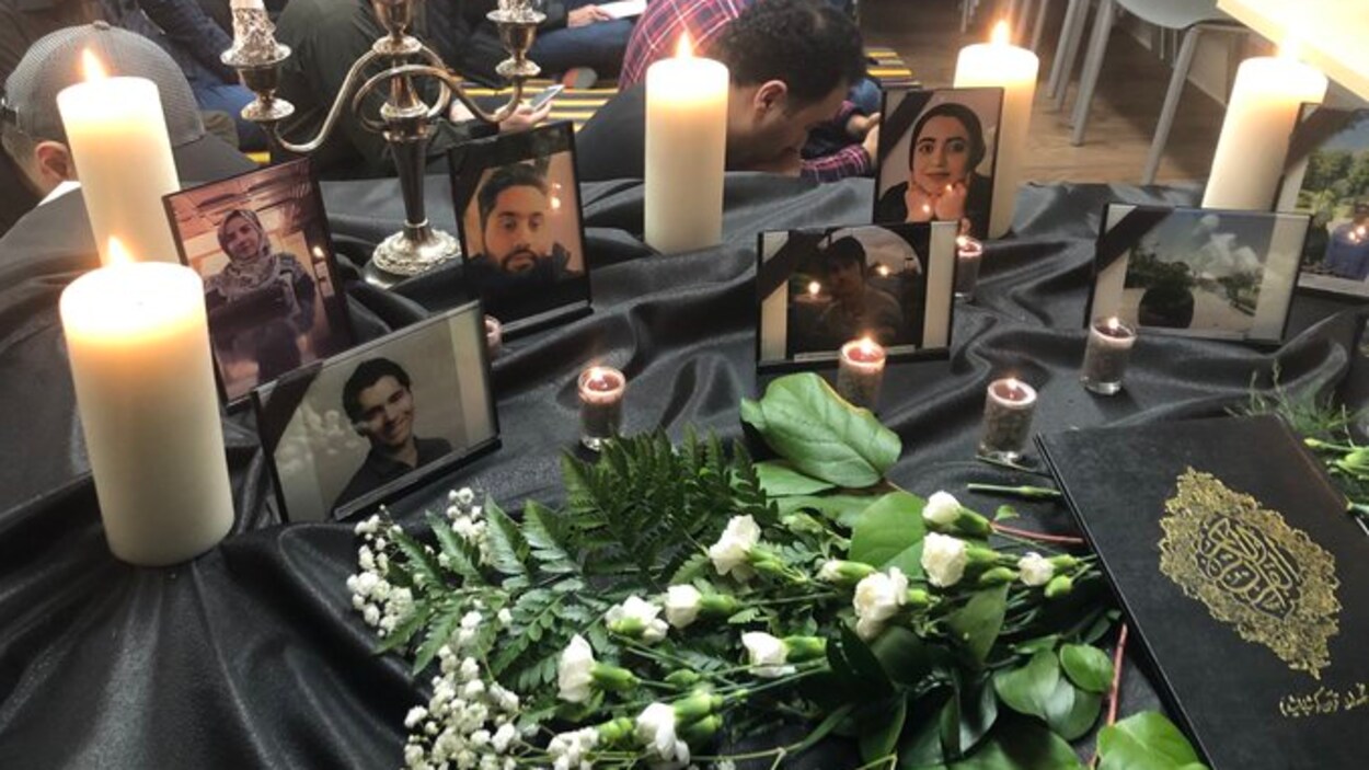 Des photos, des fleurs et des chandelles en hommage aux étudiants de l'Université de Toronto qui ont perdu la vie.