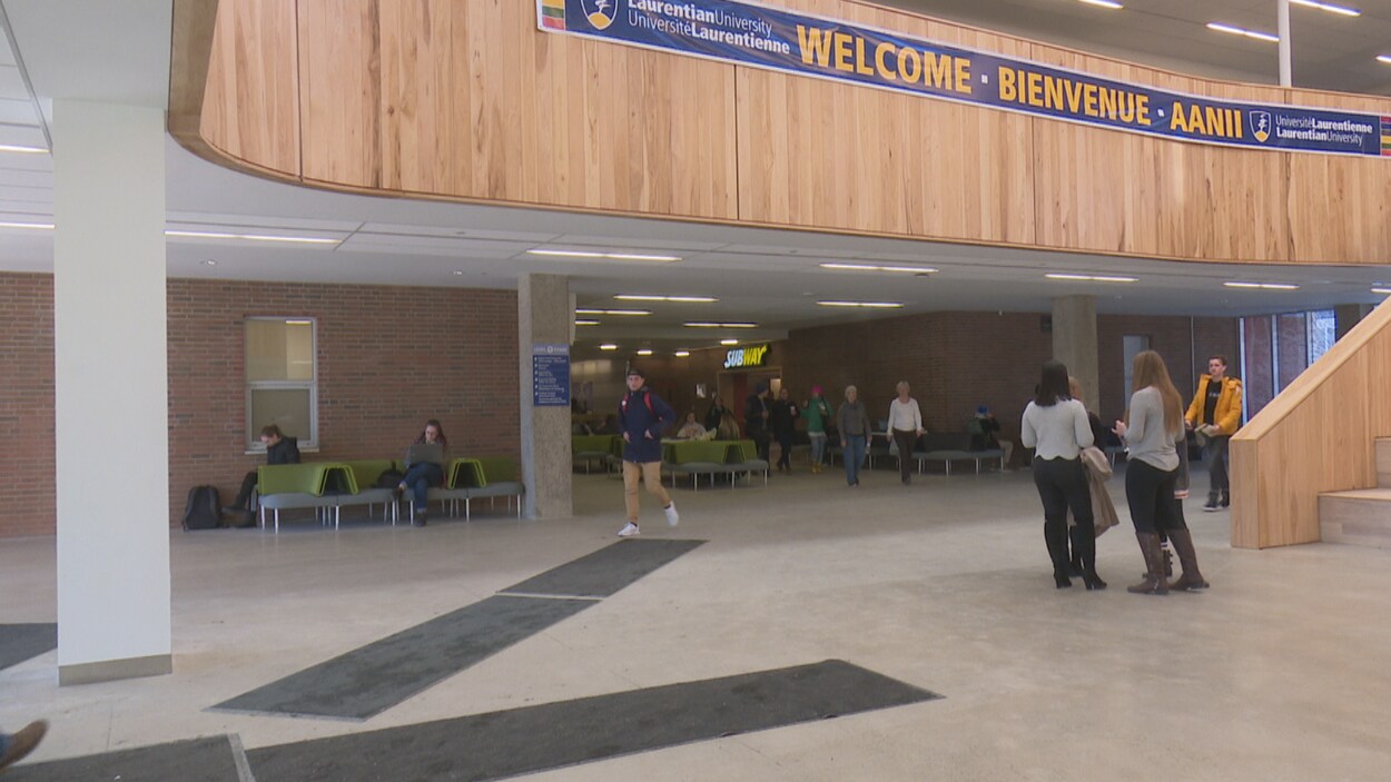 Des étudiants circulent dans l'entrée de l'édifice Parker de l'Université Laurentienne.