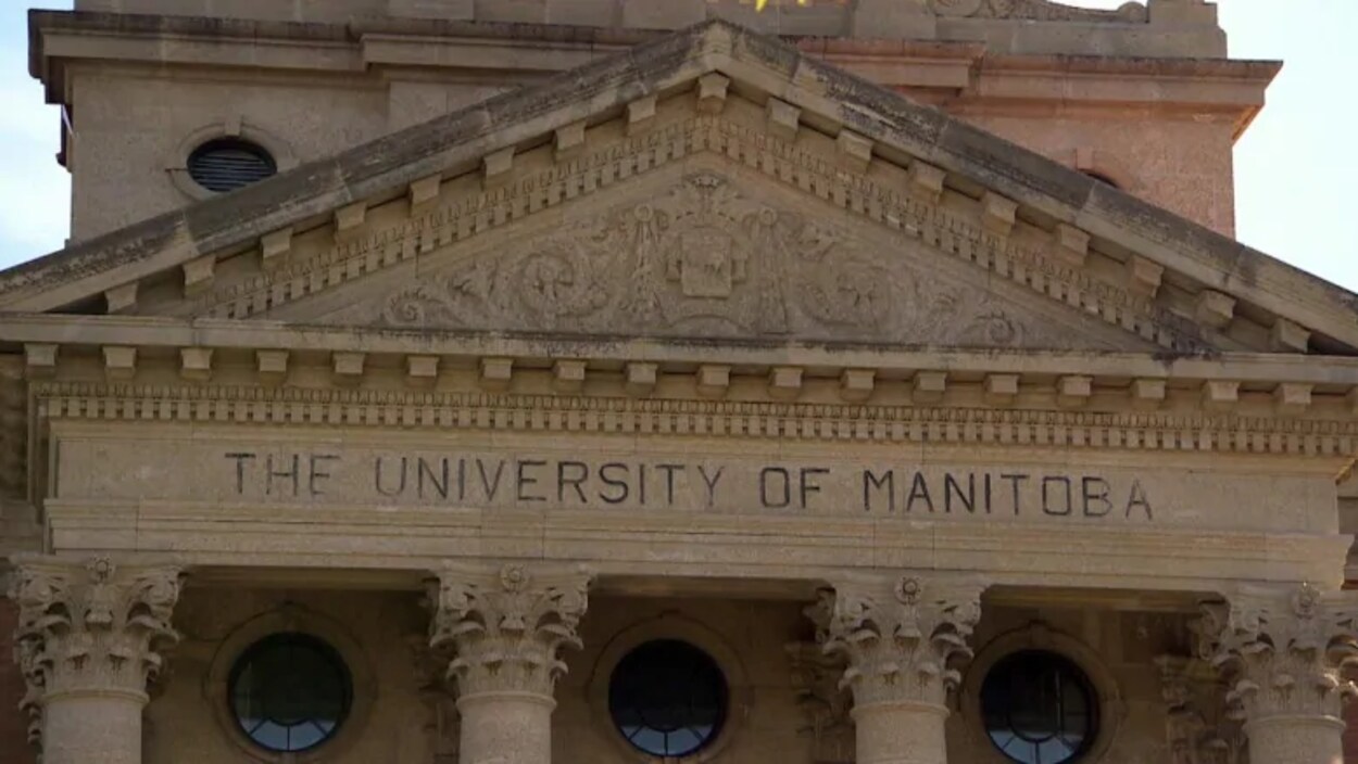 Devanture d'un bâtiment de l'Université du Manitoba.