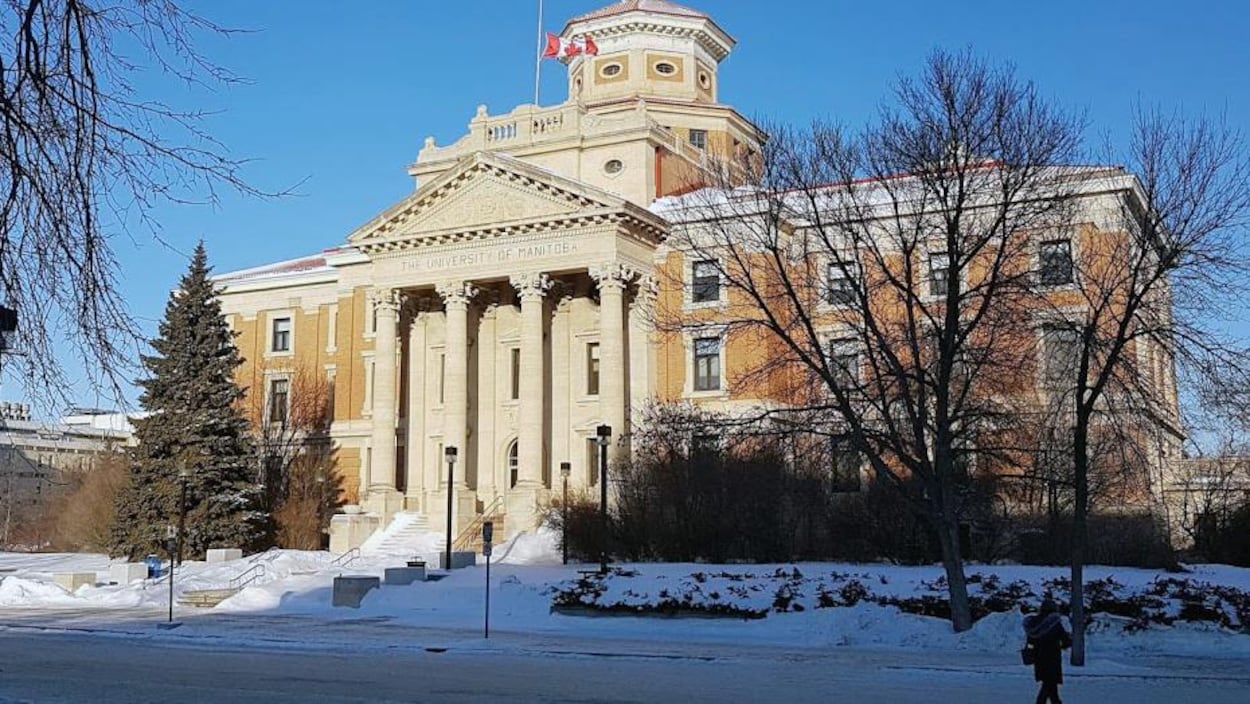 La façade d'un édifice de l'Université du Manitoba.