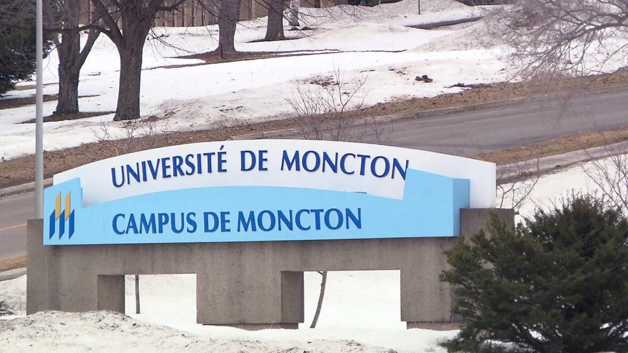 Enseigne de l'Université de Moncton en hiver.