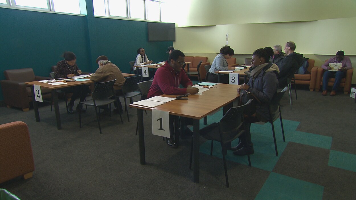 Des étudiants aident des gens à produire leur déclaration de revenus.