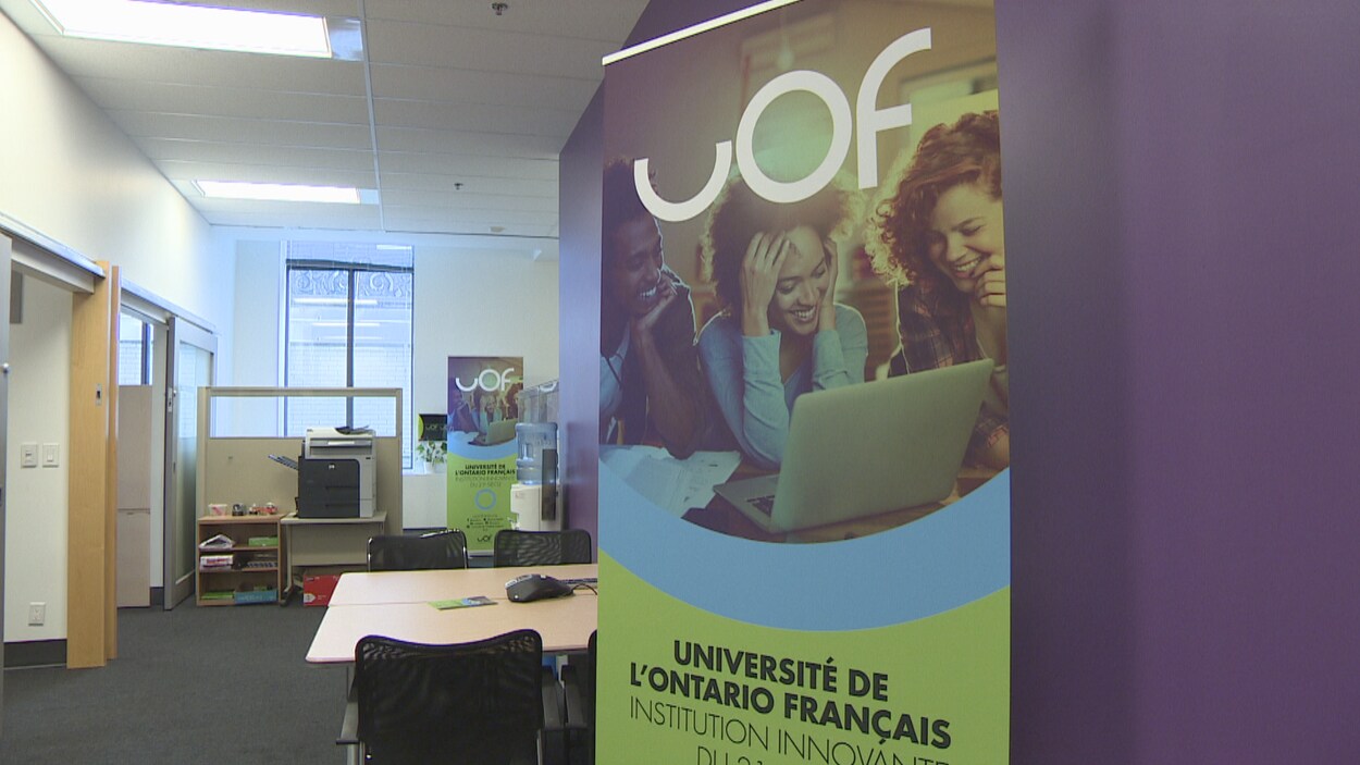 Une salle avec une affiche.