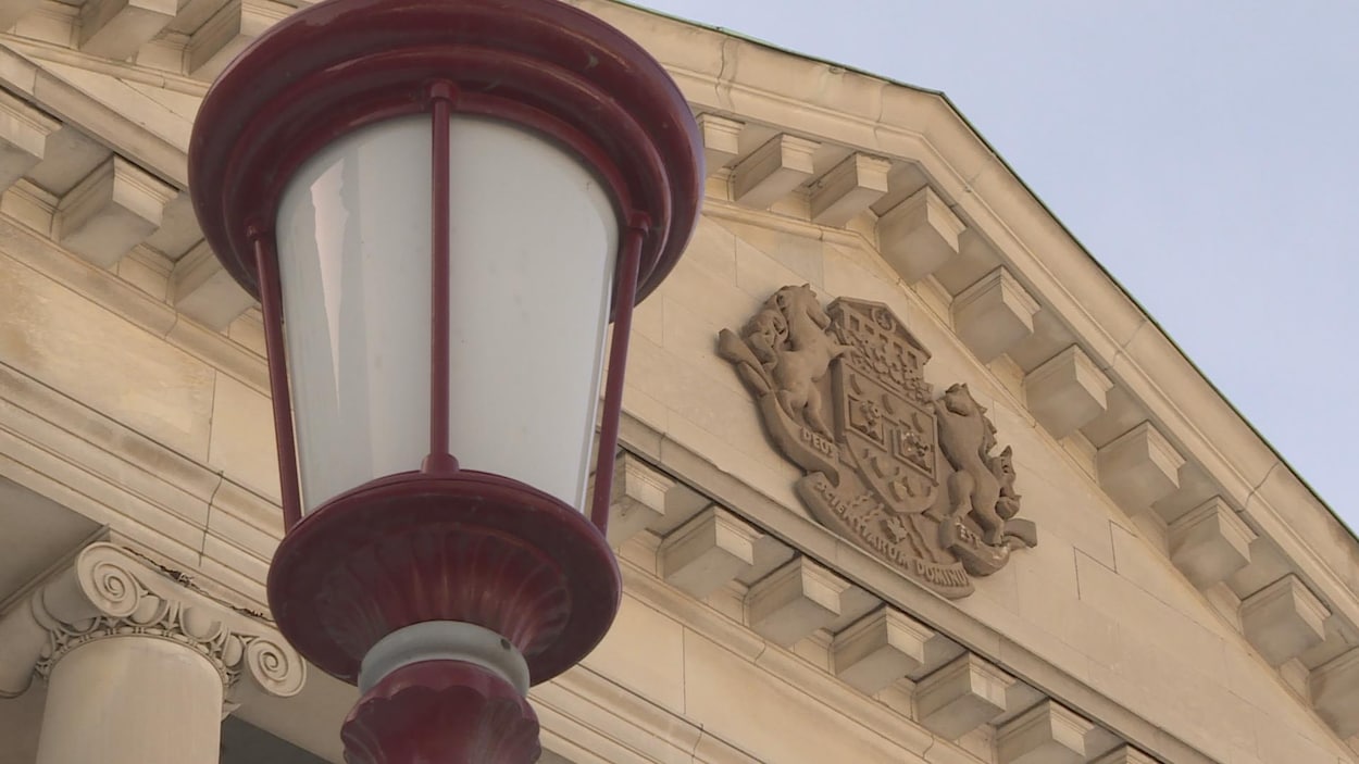 Un lampadaire en premier plan devant le pavillon Tabaret de l'Université d'Ottawa