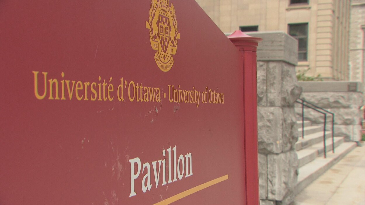 Une affiche de l'Université d'Ottawa