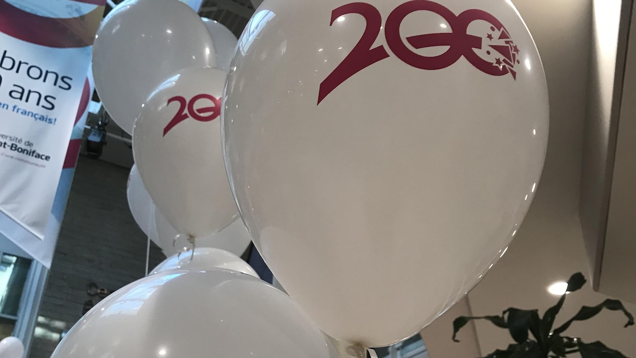 des ballons sur lesquels figurent un logo avec le chiffre 200. des ballons sur lesquels figurent un logo avec le chiffre 200.