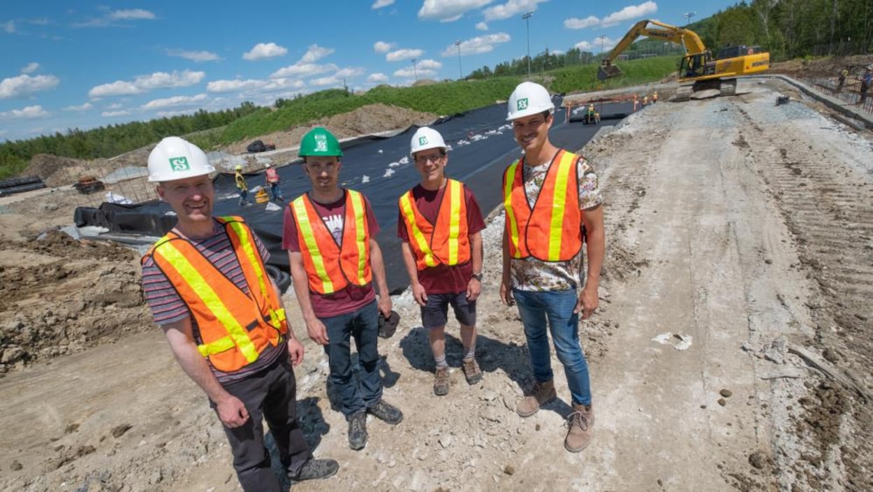 Pr Jay Lacey, Olivier Savary, professionnel de recherche, Pr Robert Leconte et Pr Mathieu Nuth au chantier de construction du Complexe hydrologique, hydraulique et environnement.