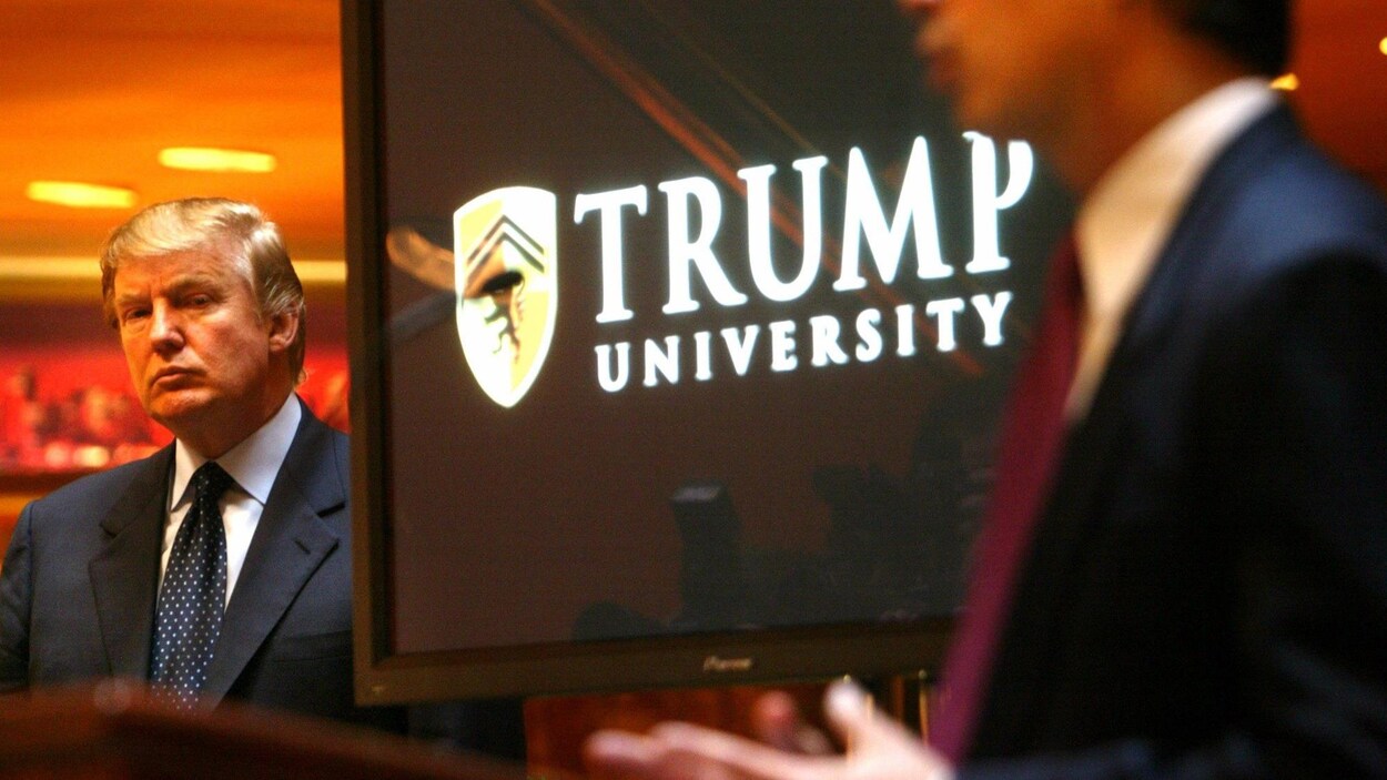 Donald Trump pose près du logo de son université. Donald Trump pose près du logo de son université.
