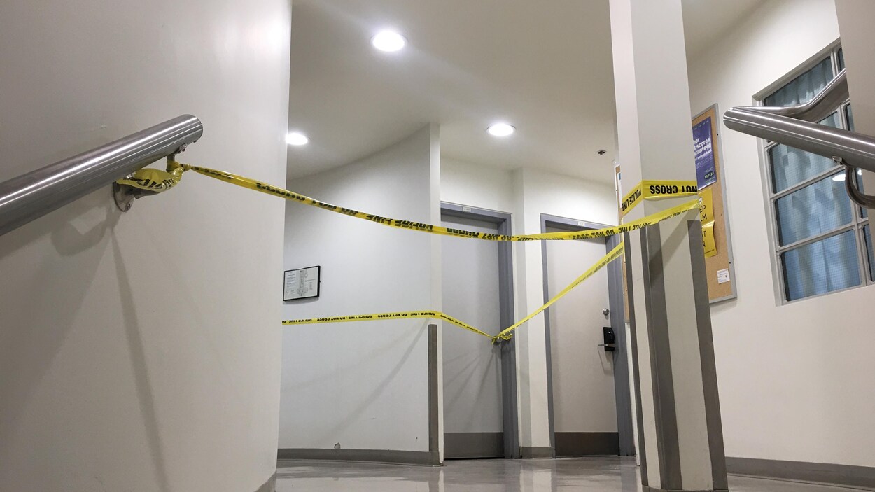 Des rubans jaunes sont tendus devant des portes closes. Des rubans jaunes sont tendus devant des portes closes.