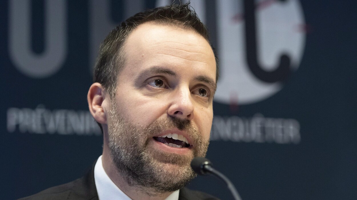 Gros plan de Frédérick Gaudreau parlant dans un micro.