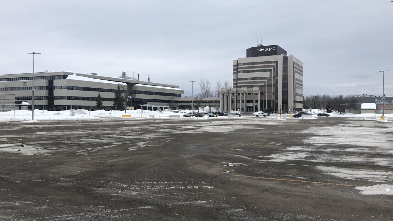Le stationnement de l'UQAC est vide.