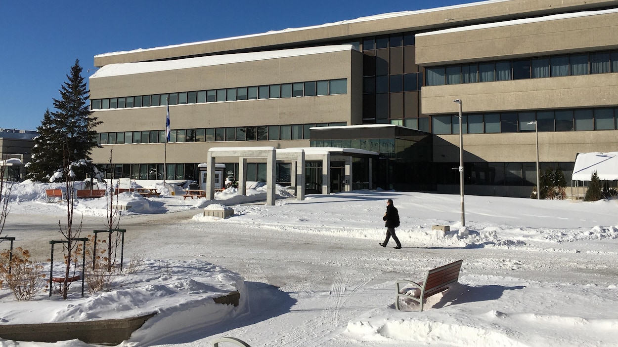 L'e pavillon principal de l'UQAC l'hiver.