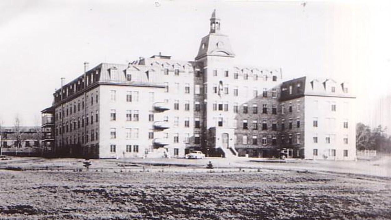 Photo d'époque du monastère des Ursulines et du terrain vague à avant-plan.