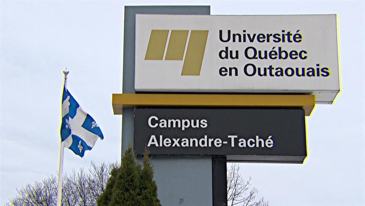 Sur une affiche, on peut lire « Université du Québec en Outaouais - Campus Alexandre-Taché ».