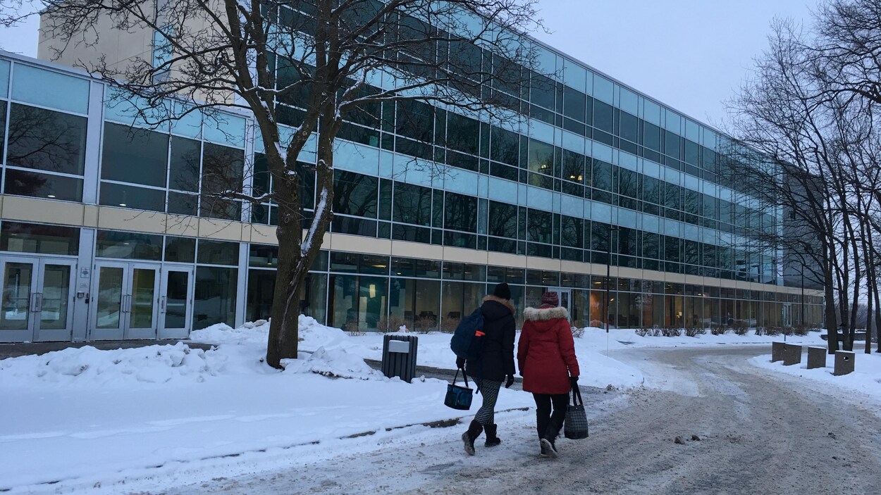 Deux personnes marchent sur le campus Alexandre-Taché de l'UQO.