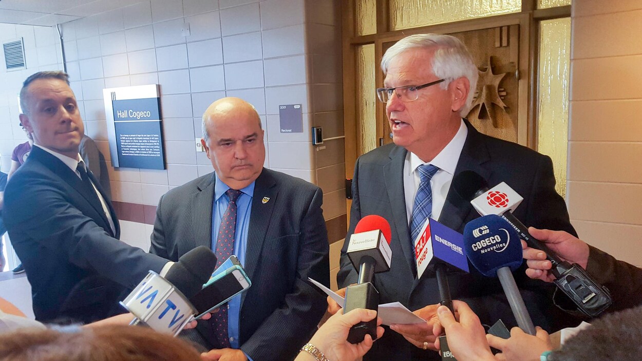 Le président du conseil d'administration de l'Université du Québec à Trois-Rivières (UQTR), Robert Ricard, et le recteur de l'Université, Daniel McMahon.
