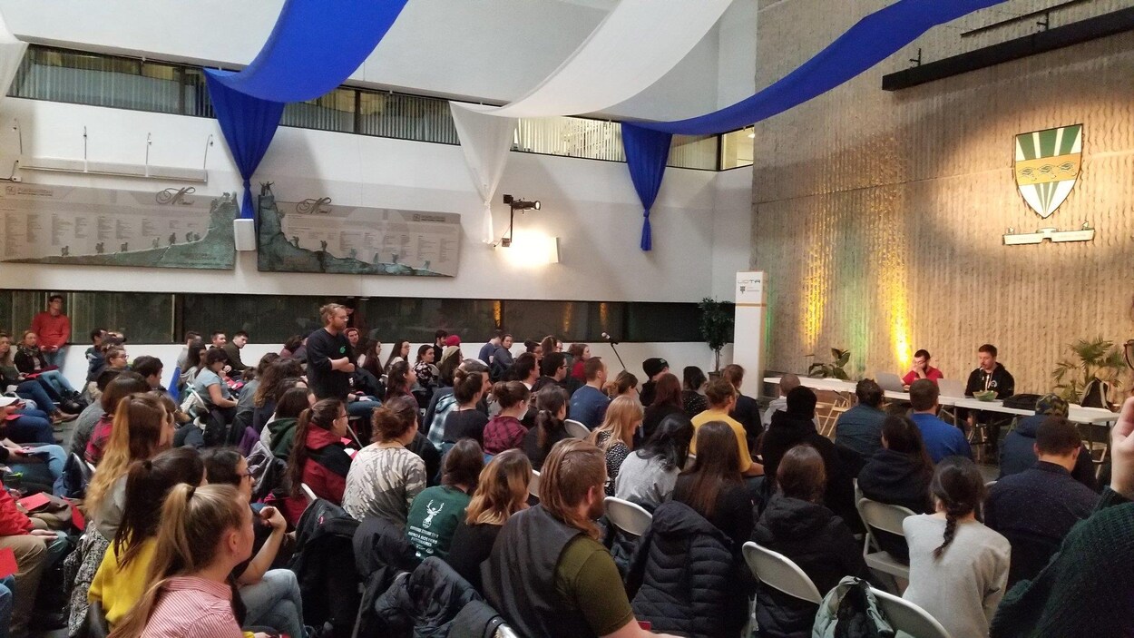 Étudiants réunis dans une salle avec le logo de l'UQTR