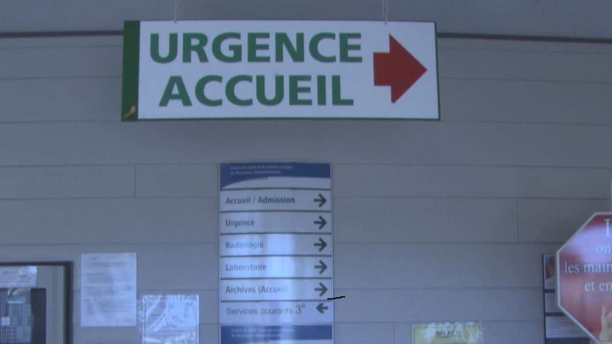 Pancarte avec inscription urgence et accueil dans les couloirs d'un centre hospitalier.