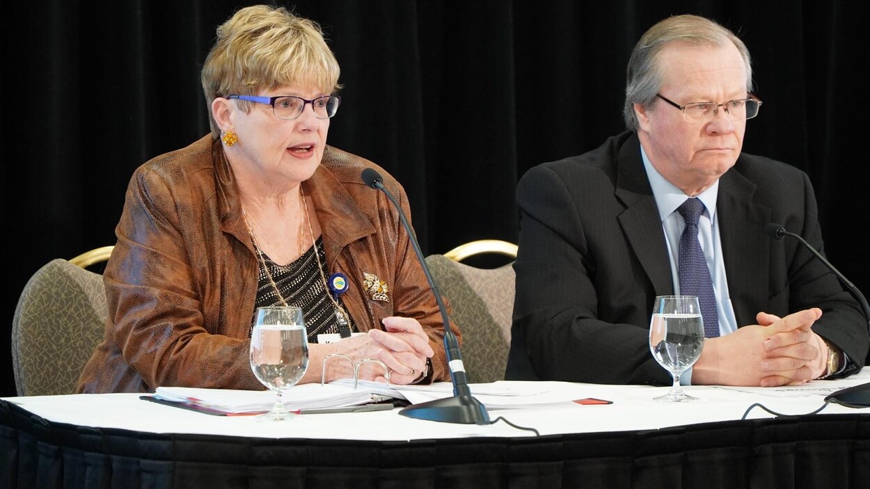 Karen McGrath, présidente-directrice générale du Réseau de santé Horizon et Hugh Flemming, ministre de la Santé.