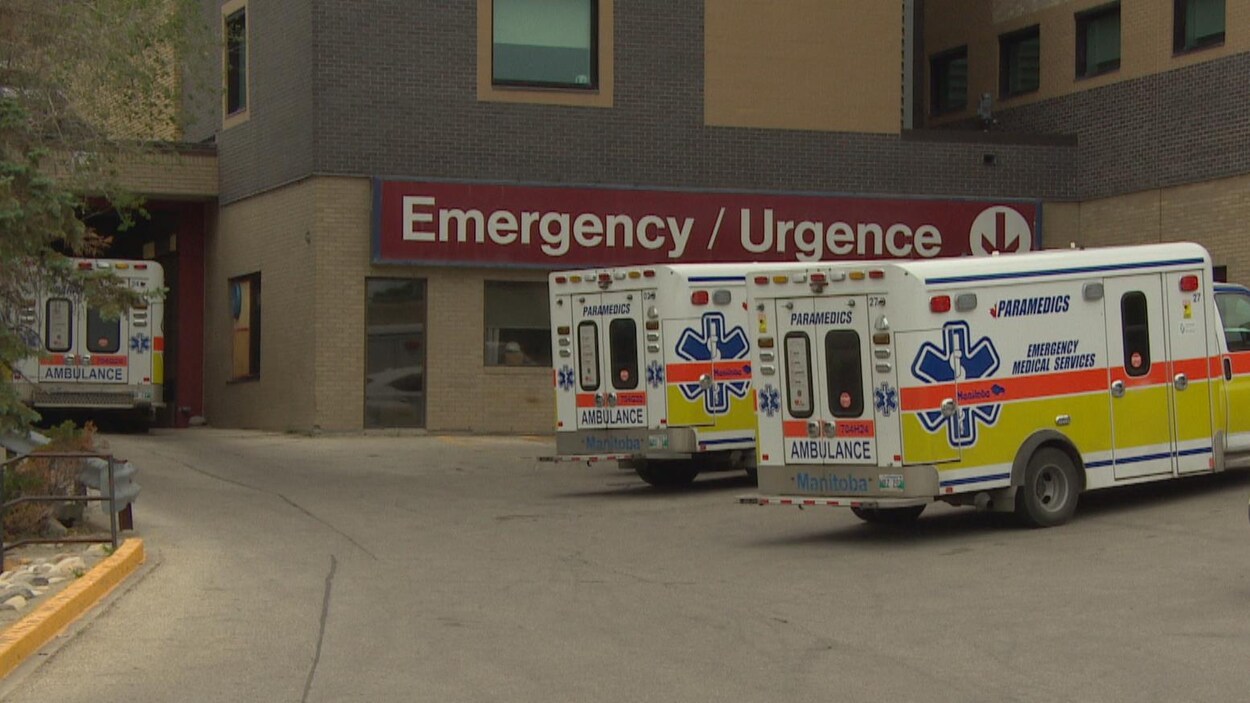 Des ambulances stationnées devant l'entrée des urgences.
