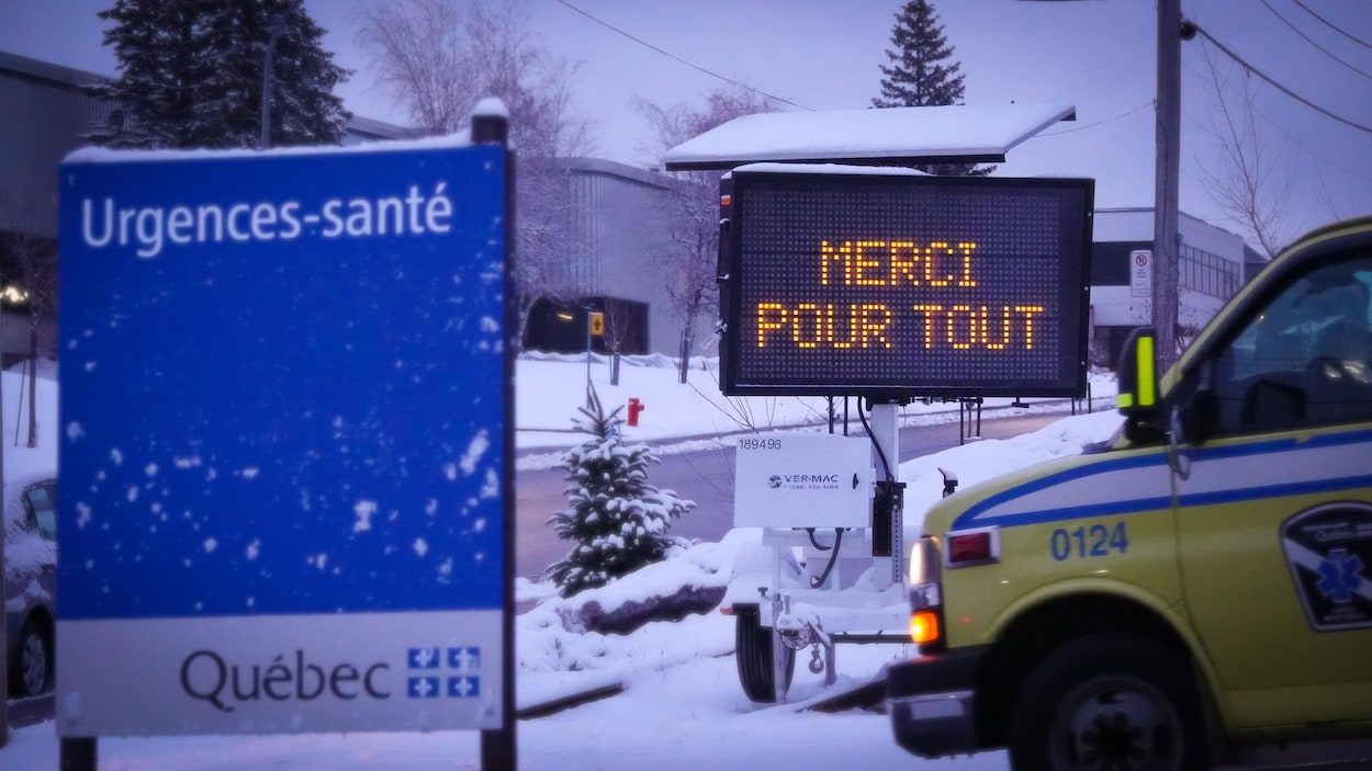 Un panneau de signalisation affiche un message de remerciement devant le stationnement d'ambulances d'Urgences-santé.