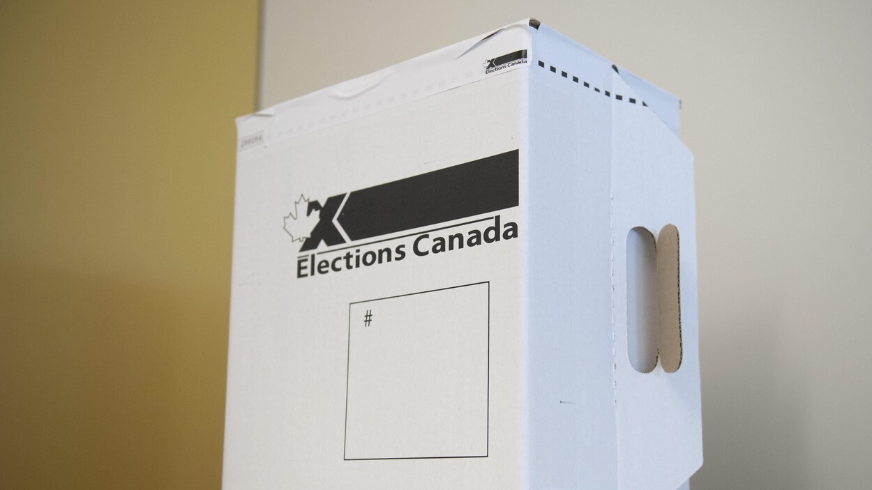 Une urne d'Élections Canada.