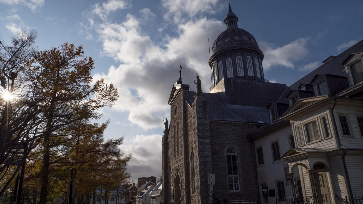 Le bâtiment du monastère des Ursulines vu de l'extérieur en hiver.