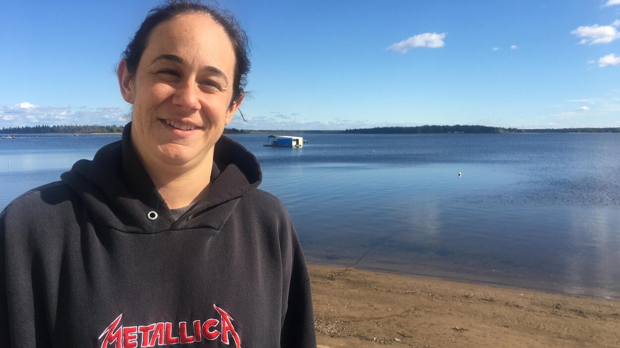 Mélanie Doucet sur le bord de la mer.