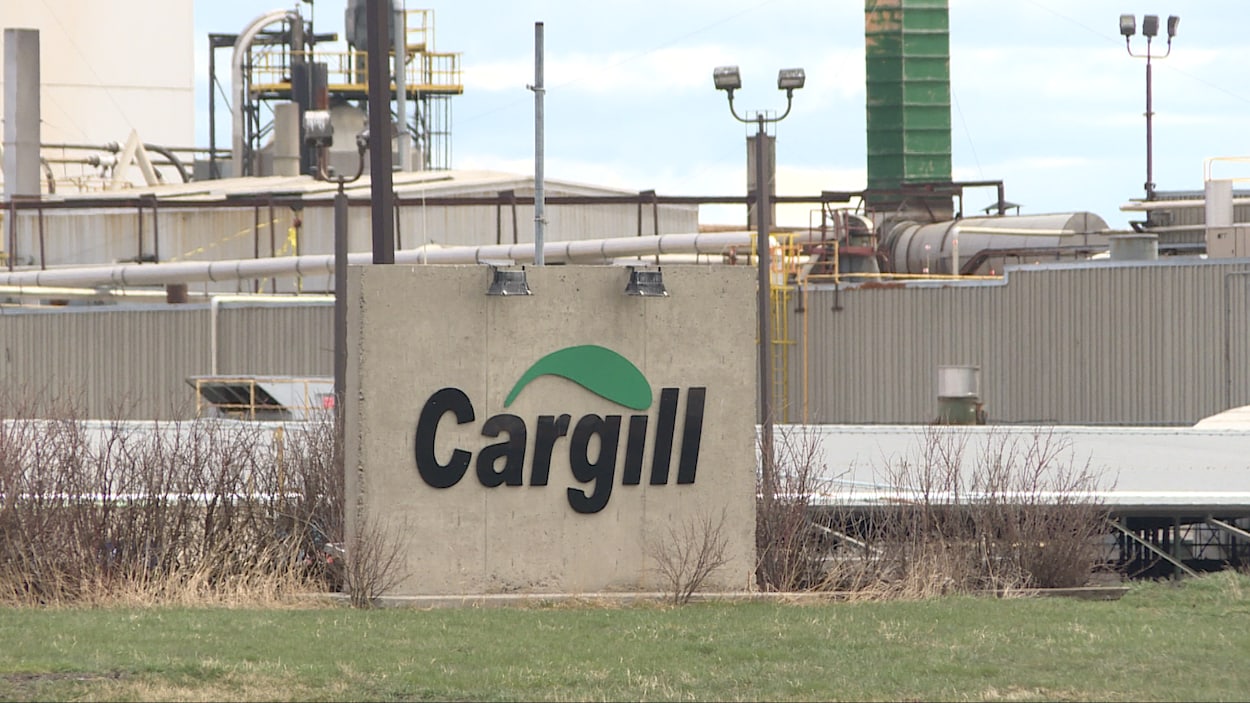 L'usine Cargill avec, à l'avant-plan, le logo.