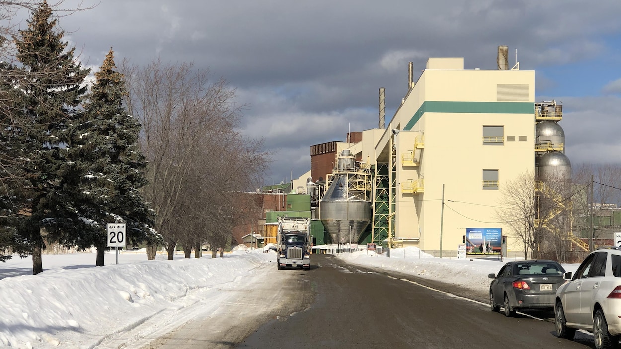 Un camion et des voitures garés devant l'usine Fortress de Thurso en hiver.