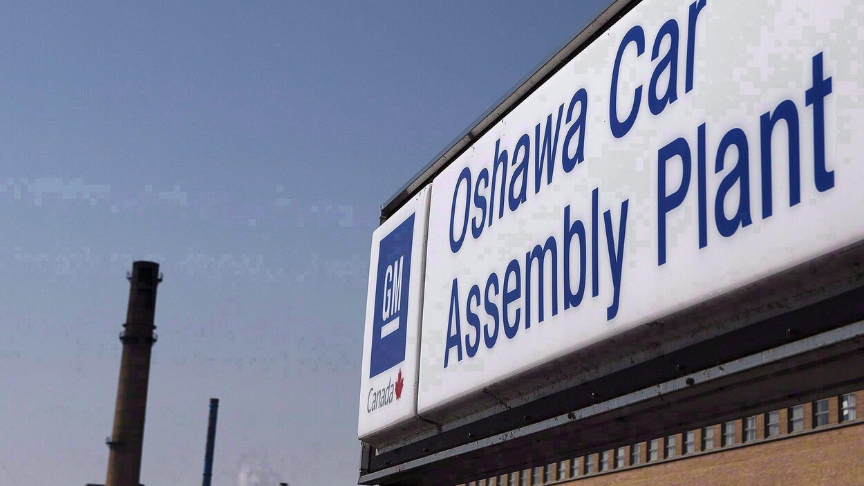 Panneau extérieur sur l'usine de GM à Oshawa.