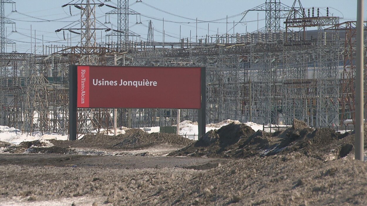 Affiche devant les usines de Rio Tinto à Jonquière. Affiche devant les usines de Rio Tinto à Jonquière.