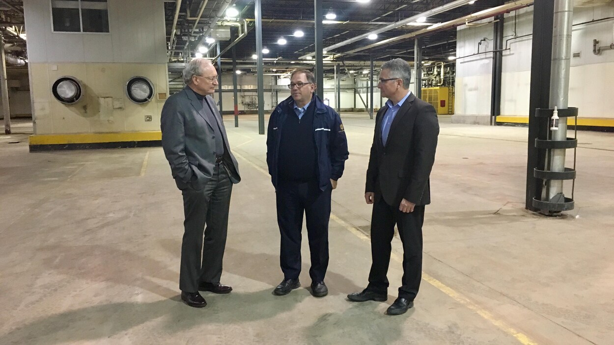 L'entrepreneur Ron MacDougall entouré du premier ministre de l'Île-du-Prince-Édouard, Wade MacLauchlan, et du ministre du Développement économique, Heath MacDonald. L'entrepreneur Ron MacDougall entouré du premier ministre de l'Île-du-Prince-Édouard, Wade MacLauchlan, et du ministre du Développement économique, Heath MacDonald.