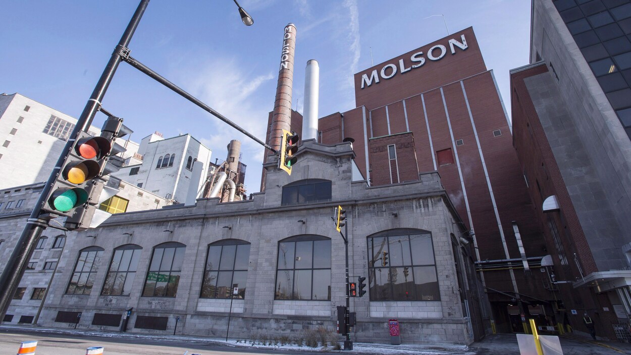 L'usine Molson à Montréal sur les bords du fleuve Saint-Laurent. L'usine Molson à Montréal sur les bords du fleuve Saint-Laurent.