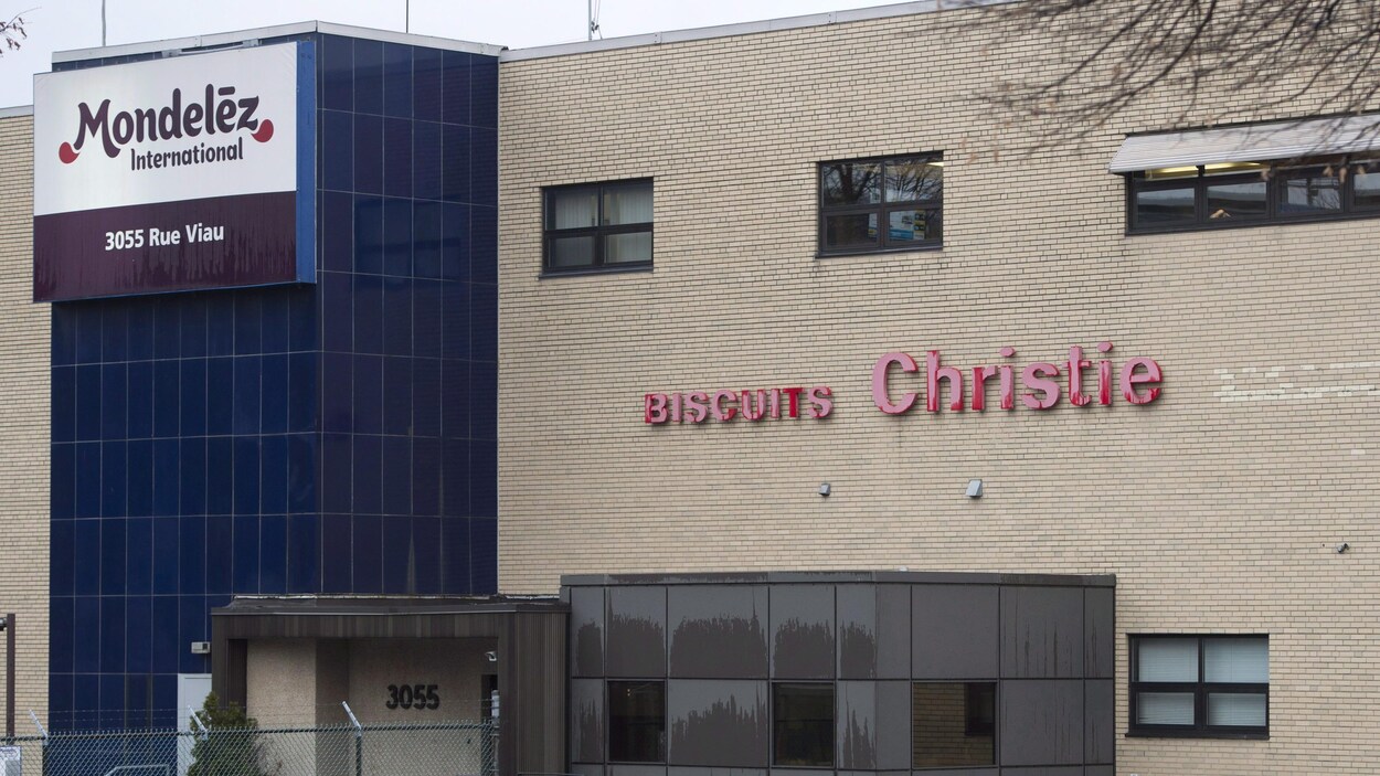 La direction de Mondelez a annoncé le 1er décembre la fermeture de son usine de Montréal, où l'on fabrique notamment les biscuits Oréo. Au total, 454 personnes perdent leur emploi. La direction de Mondelez a annoncé le 1er décembre la fermeture de son usine de Montréal, où l'on fabrique notamment les biscuits Oréo. Au total, 454 personnes perdent leur emploi.