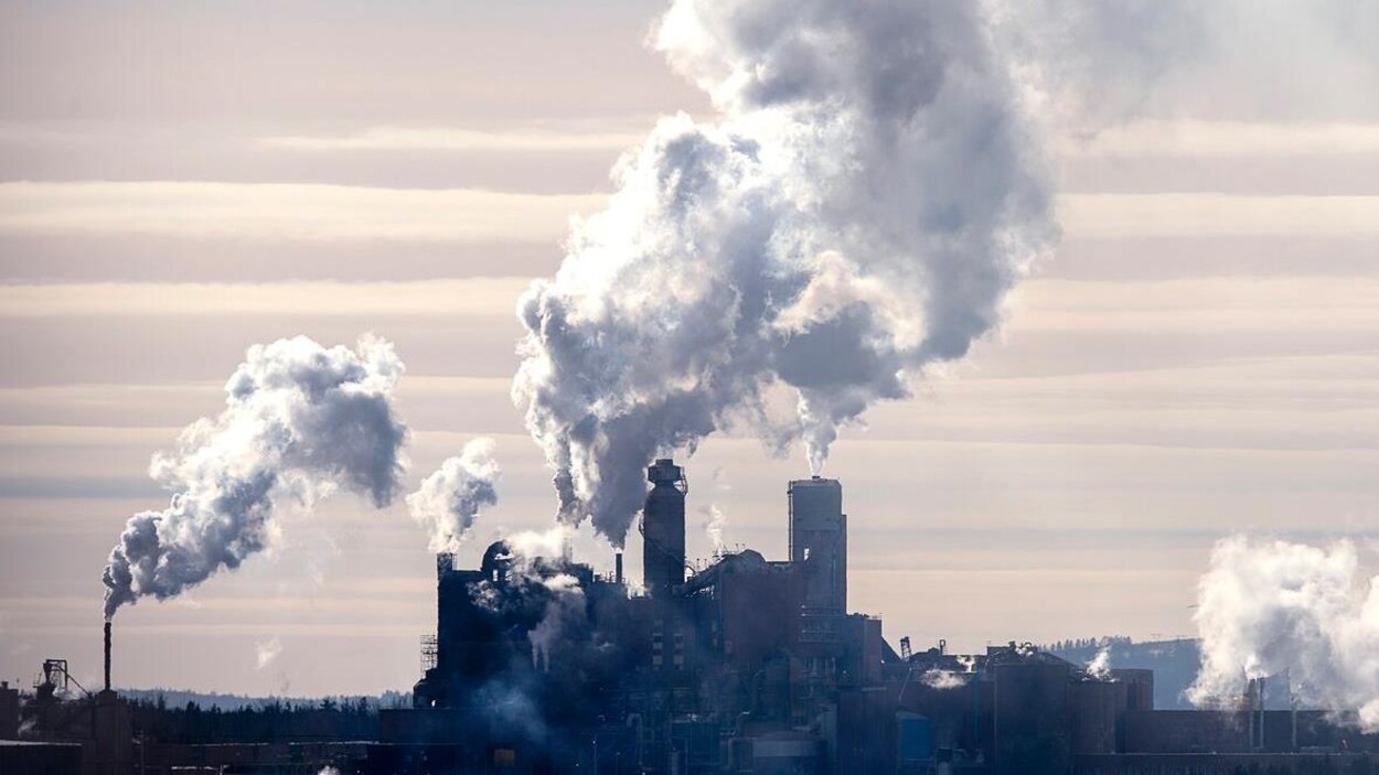 L'usine Northern Pulp en saison hivernale.