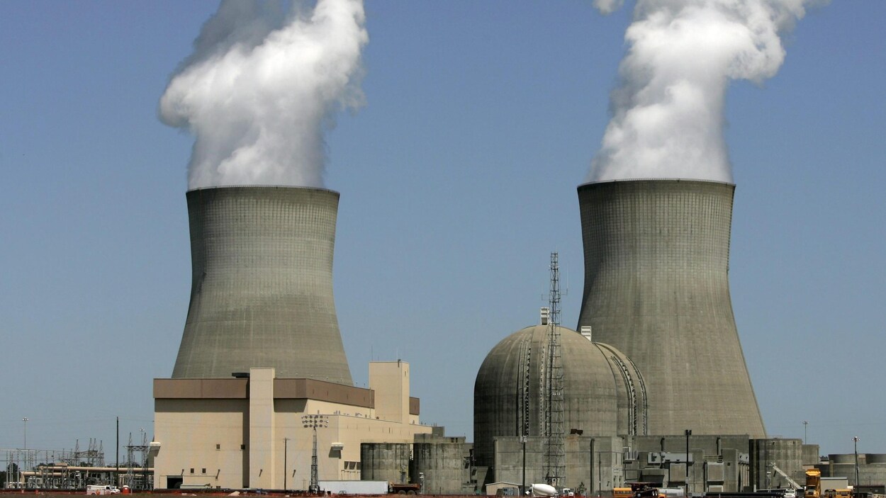 La vapeur s'élève des tours de refroidissement des réacteurs nucléaires de l'usine Georgia Power's Vogtle.