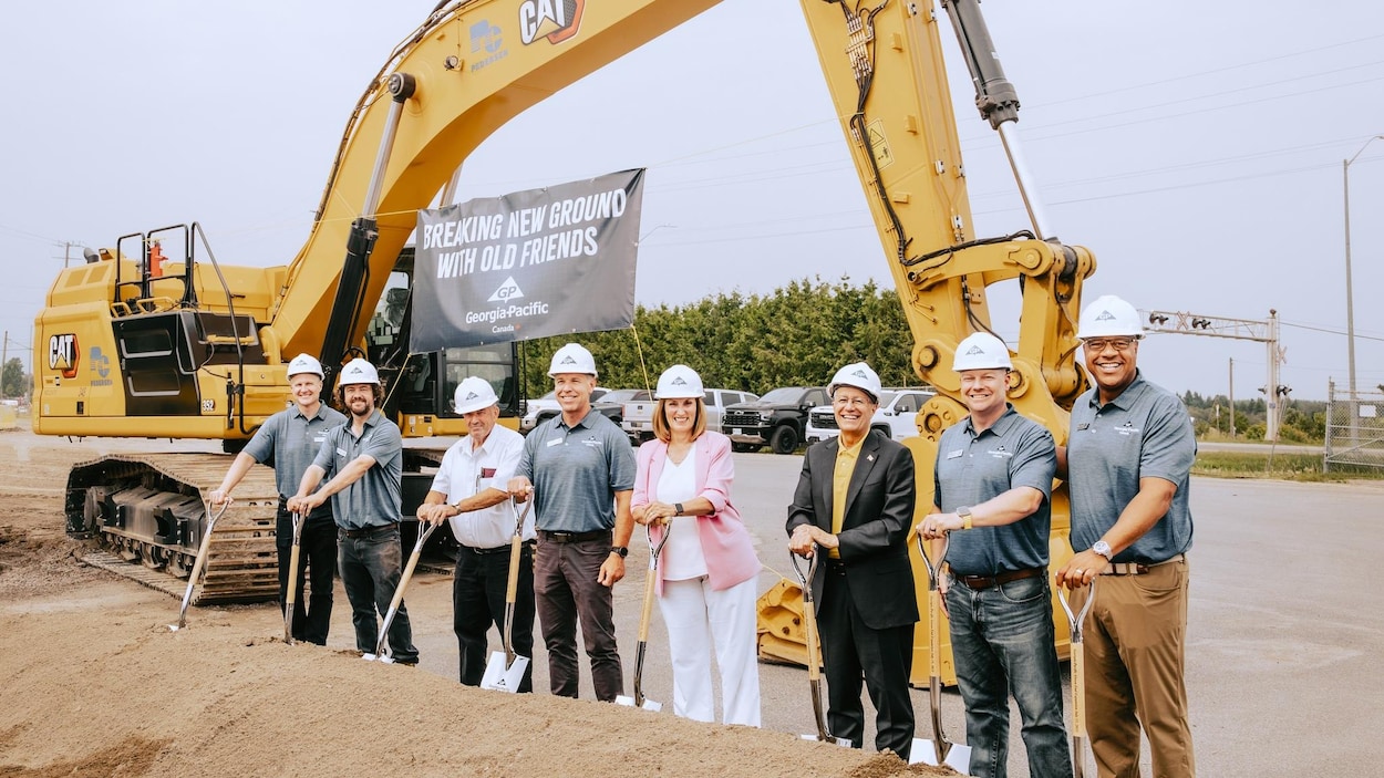 La province contribue à la modernisation de l’usine de panneaux à Englehart