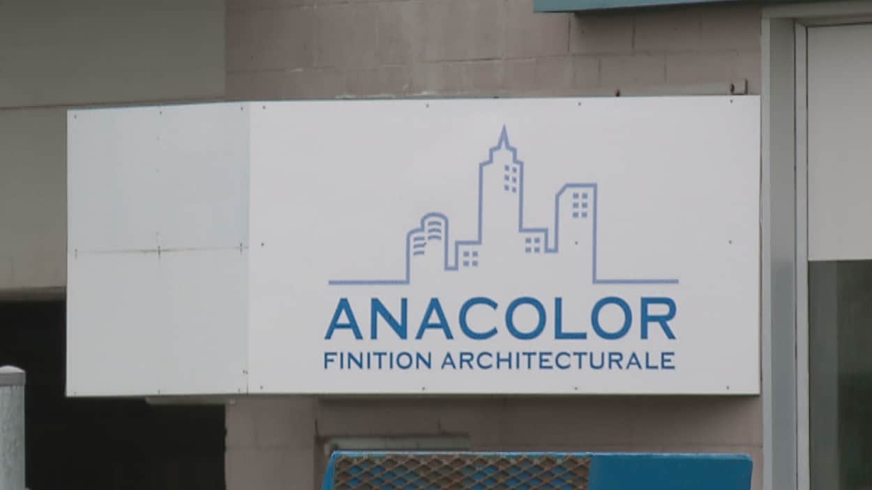 Vue sur l’enseigne de l’usine de peinture Anacolor.