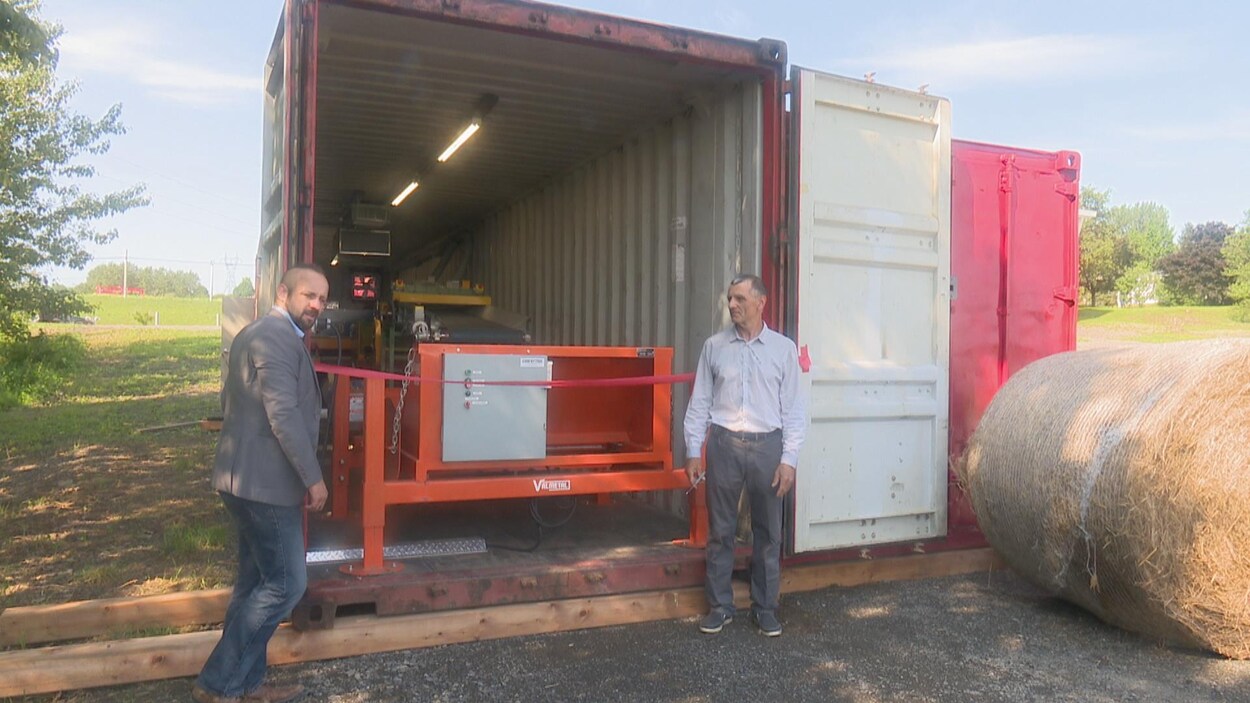 Deux hommes inaugurent une usine pilote de transformation du lin, dans le Bas-Saint-Laurent.