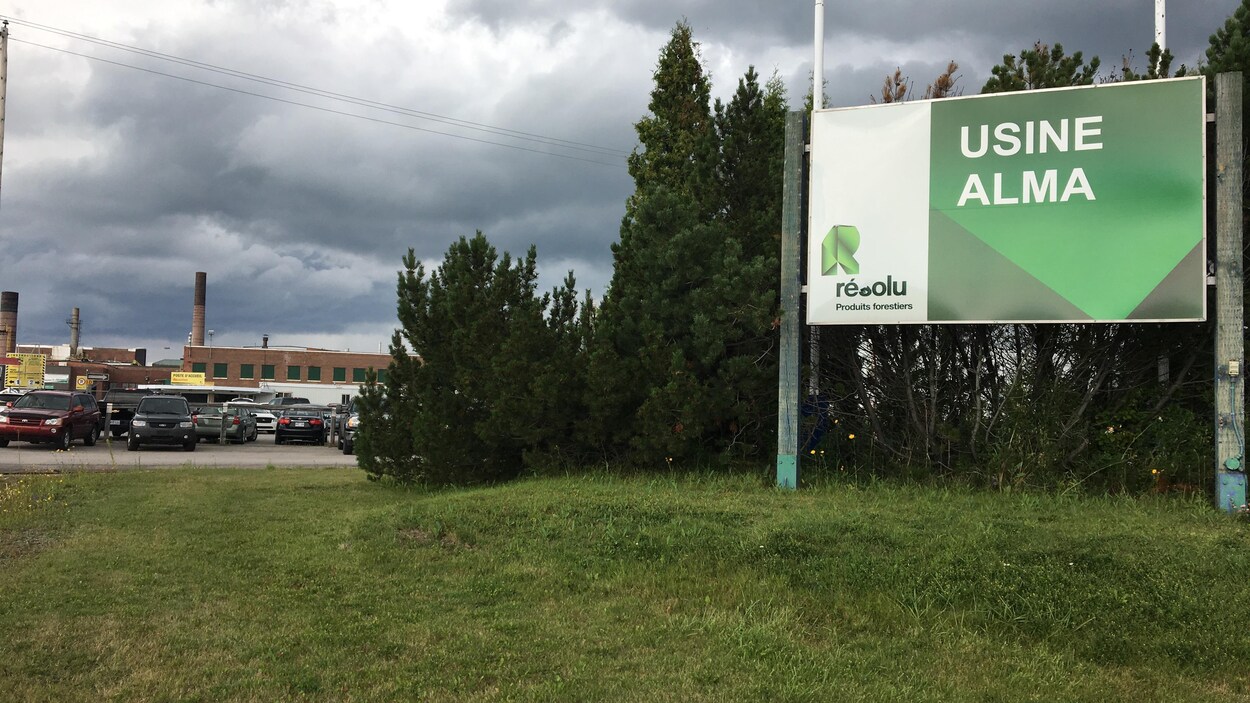 L'affiche et le stationnement de l'usine d'Alma