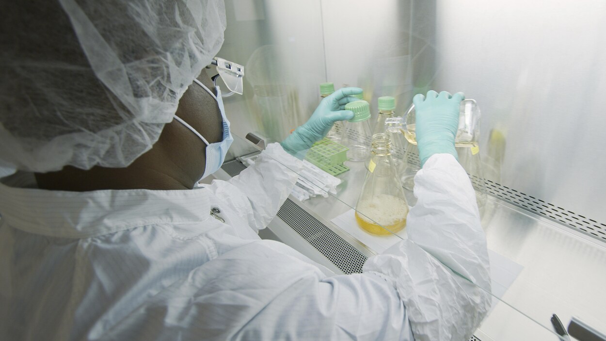 Un scientifique dans un laboratoire.