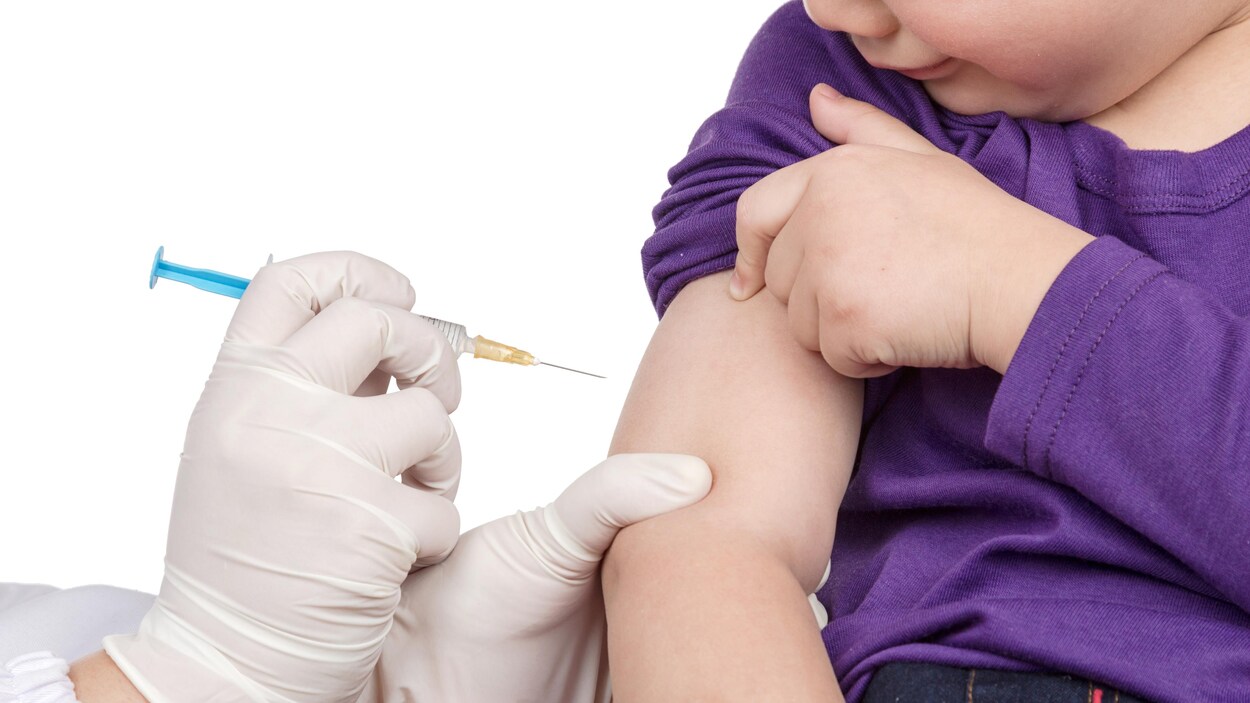 Un enfant est sur le point de recevoir un vaccin.