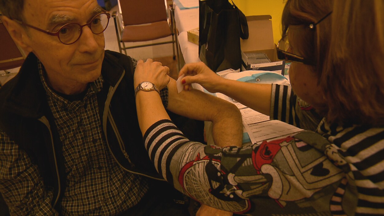 Un homme reçoit une dose du vaccin contre la grippe Un homme reçoit une dose du vaccin contre la grippe