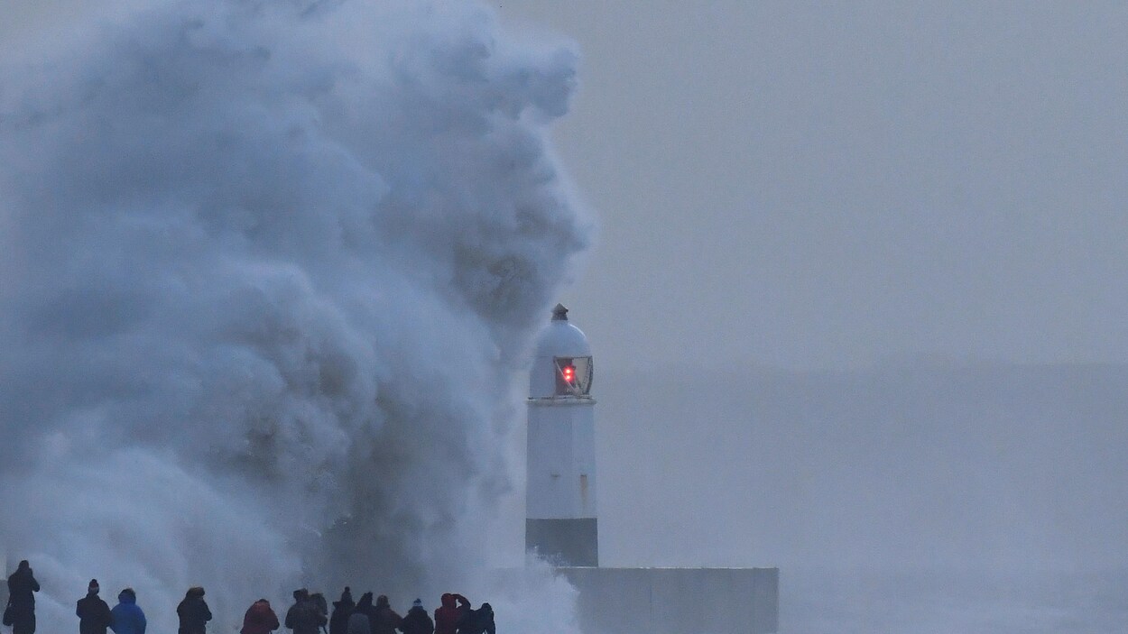 Une vague se brise sur le rivage. Une vague se brise sur le rivage.
